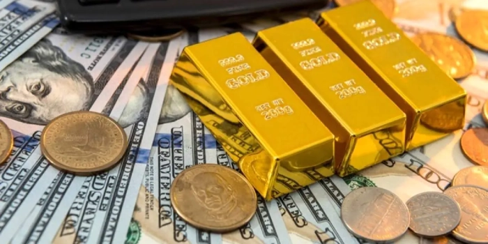 بازار طلا این هفته رو در حالی شروع کرده که اصلاً معلوم نیست قراره چی بشه! همه چی در حالت انتظار گیر کرده؛ یه انتظار پر از اضطراب برای اینکه ببینن از سمت دلار چه خبری می‌رسه. قیمت مثقال طلا چند روزه تو یه محدوده کوچیک قفل شده. معامله‌گرها هم فعلاً فقط نگاه می‌کنن و منتظرن ببینن دلار کدوم طرفی راه می‌افته. در بازار طلا یه سکوت خیلی عجیبی هست که خیلی‌ها اسمش رو گذاشتن آرامش قبل از طوفان. آخرین روز معاملاتی مهر ۱۴۰۴ هم همین حال ‌و هوا رو داشت. دلار آزاد خیلی آروم و بی‌هیاهو حرکت کرد. از کانال ۱۰۷ هزار شروع شد و آخر سر هم روی ۱۰۷ هزار و ۵۵۰ تومان ایستاد. فقط ۷۰۰ تومن کمتر از روز قبل! شاید عدد زیاد نباشه؛ اما یه معنی مهم داشت؛ سفته‌بازها فعلاً کنار کشیدن و هیجان از بازار ارز فعلاً جمع شده. دقیقاً مثل یه فنر که فشار گرفته، آماده‌ رها شدنه؛ ولی هنوز کسی دکمه رو نزده. این آرامش ظاهری اصلاً به معنی ثبات نیست. زیر پوست بازار همه منتظر یه جرقه است. جرقه‌ای که میتونه از یه خبر سیاسی یا از یه سیگنال اقتصادی شروع بشه. فقط کافیه اون جرقه زده بشه تا دلار از خواب بپره و ماجرا شروع بشه. اون موقعه‌ست که بازار طلا هم مثل آتشفشان فعال می‌شه. خلاصه‌ داستان؛ طلا فقط منتظر حرکت دلاره، اون که استارت بزنه، طلا هم راه می‌افته. پیش‌بینی هفته آینده بازار طلا و ارز بازار طلا در پایان مهر ۱۴۰۴ یه جور آرامش نسبی و انتظار گرفته. همه معامله‌گرها منتظرن تا ببینن حرکت بعدی دلار چیه و اخبار سیاسی به چه سمتی میره تا مسیر کوتاه ‌مدت طلا و سکه روشن بشه. قیمت‌ها هم توی یه محدوده فشرده بالا و پایین میرن و خبری از فشار خرید یا فروش شدید نیست. پیش‌بینی هفته آینده بازار طلا و ارز به موارد زیر بستگی داره: مدیریت عرضه و انتظار، عامل ثبات: دلار این روزها زیاد تکون نمیخوره؛ چون سیاست‌گذار عرضه رو کنترل کرده و همه منتظر اخبار جدید هستن. حجم معاملات کم شده و کسی دوست نداره ریسک زیادی کنه. بازار ارز و طلا فعلاً توی یه وضعیت شکننده است و کوچک‌ترین خبر میتونه قیمت‌ها رو تکون بده. دلار در مسیر تثبیت محدود: تا وقتی خبری تازه نیاد، دلار احتمالاً بین ۱۰۷ تا ۱۰۸ هزار تومان باقی میمونه. هر خبر منفی سیاسی یا ارزی میتونه موقتاً قیمت‌ها رو تا ۱۰۸ هزار ببره و هیجان بازار رو بالا نگه داره. طلا و سکه در فاز اصلاح آرام: کاهش محدود دلار و افت اونس جهانی باعث شده طلا و سکه کمی عقب‌نشینی کنن؛ ولی فشار فروش زیاد نیست و حباب سکه هنوز مثبت مونده، پس خبری از افت شدید قیمت نیست. وابستگی طلا به دلار و اونس جهانی: مسیر کوتاه‌ مدت طلا و سکه بیشتر به دلار و نوسانات اونس طلا وابسته است. اگه دلار تثبیت بشه و اونس نزولی بمونه، احتمال کاهش محدود قیمت‌ها هست؛ ولی هر تغییر ناگهانی میتونه بازار رو سریع تکون بده. محدوده‌های حساس سکه و طلای ۱۸ عیار: سکه امامی میتونه تا حوالی ۱۱۱ میلیون تومن عقب بره و طلای ۱۸ عیار هم بین ۱۰ میلیون و ۷۰۰ هزار تا ۱۰ میلیون و ۹۲۰ هزار تومن نوسان داره. این محدوده‌ها برای معامله‌گران خیلی مهمه و بهش نگاه میکنن تا ریسک کوتاه‌ مدت رو هم بسنجن. طلای آبشده در مسیر بازگشت تدریجی: طلای آبشده بعد از کاهش اولیه، آروم آروم در حال برگشتنه. محدوده ۴۶.۵ تا ۴۷.۵ میلیون تومان چارچوب نوسان فعلی رو تشکیل میده و هر تغییر دلار میتونه اون رو سریع تکون بده. تحلیل تکنیکال و رفتار قیمت: بازار الان تو محدوده فشرده ۴۵ تا ۴۸ میلیون در نوسانه و منتظر یه محرک جدیده. تثبیت قیمت بعد از موج صعودی قوی یعنی بازار نیرو جمع کرده برای حرکت بعدی. اندیکاتور RSI روی ۴۴ و مک‌دی نزدیک صفره؛ یعنی بازار فعلاً خنثی و منتظر یه اتفاق بیرونی هست. سطوح کلیدی حمایت و مقاومت: حمایت‌ها ۴۵ و ۴۴ میلیون هستن و مقاومت اصلی با عبور از ۴۹ میلیون و اهداف بعدی بین ۵۰ تا ۵۲ میلیون مشخص میشه. چشم‌انداز کوتاه‌مدت: بازار طلا هنوز هم نسبت به نوسان دلار خیلی حساس هست. تا وقتی دلار بین ۱۰۷ تا ۱۰۸ هزار بمونه و خبری نیاد، قیمت‌ها کم‌نوسان و خنثی میمونه. مسیر بعدی طلا هم کاملاً بستگی به حرکت دلار داره؛ هر تصمیم جدید دلار میتونه مسیر صعودی یا اصلاح بیشتر رو رقم بزنه.