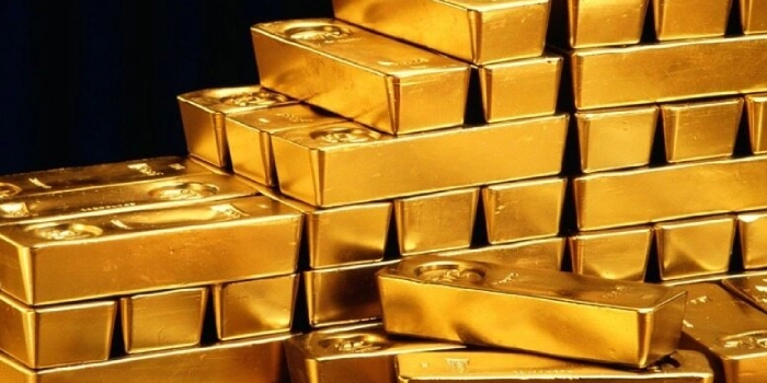 بازار طلا این هفته رو در حالی شروع کرده که اصلاً معلوم نیست قراره چی بشه! همه چی در حالت انتظار گیر کرده؛ یه انتظار پر از اضطراب برای اینکه ببینن از سمت دلار چه خبری میرسه. قیمت مثقال طلا چند روزه تو یه محدوده کوچیک قفل شده.
معاملهگرها هم فعلاً فقط نگاه میکنن و منتظرن ببینن دلار کدوم طرفی راه میافته. در بازار طلا یه سکوت خیلی عجیبی هست که خیلیها اسمش رو گذاشتن آرامش قبل از طوفان.
آخرین روز معاملاتی مهر ۱۴۰۴ هم همین حال و هوا رو داشت. دلار آزاد خیلی آروم و بیهیاهو حرکت کرد. از کانال ۱۰۷ هزار شروع شد و آخر سر هم روی ۱۰۷ هزار و ۵۵۰ تومان ایستاد. فقط ۷۰۰ تومن کمتر از روز قبل!
شاید عدد زیاد نباشه؛ اما یه معنی مهم داشت؛ سفتهبازها فعلاً کنار کشیدن و هیجان از بازار ارز فعلاً جمع شده. دقیقاً مثل یه فنر که فشار گرفته، آماده رها شدنه؛ ولی هنوز کسی دکمه رو نزده. این آرامش ظاهری اصلاً به معنی ثبات نیست. زیر پوست بازار همه منتظر یه جرقه است. جرقهای که میتونه از یه خبر سیاسی یا از یه سیگنال اقتصادی شروع بشه.
فقط کافیه اون جرقه زده بشه تا دلار از خواب بپره و ماجرا شروع بشه. اون موقعهست که بازار طلا هم مثل آتشفشان فعال میشه. خلاصه داستان؛ طلا فقط منتظر حرکت دلاره، اون که استارت بزنه، طلا هم راه میافته.
پیشبینی هفته آینده بازار طلا و ارز
بازار طلا در پایان مهر ۱۴۰۴ یه جور آرامش نسبی و انتظار گرفته. همه معاملهگرها منتظرن تا ببینن حرکت بعدی دلار چیه و اخبار سیاسی به چه سمتی میره تا مسیر کوتاه مدت طلا و سکه روشن بشه. قیمتها هم توی یه محدوده فشرده بالا و پایین میرن و خبری از فشار خرید یا فروش شدید نیست.
پیشبینی هفته آینده بازار طلا و ارز به موارد زیر بستگی داره:
مدیریت عرضه و انتظار، عامل ثبات: دلار این روزها زیاد تکون نمیخوره؛ چون سیاستگذار عرضه رو کنترل کرده و همه منتظر اخبار جدید هستن. حجم معاملات کم شده و کسی دوست نداره ریسک زیادی کنه. بازار ارز و طلا فعلاً توی یه وضعیت شکننده است و کوچکترین خبر میتونه قیمتها رو تکون بده.
دلار در مسیر تثبیت محدود: تا وقتی خبری تازه نیاد، دلار احتمالاً بین ۱۰۷ تا ۱۰۸ هزار تومان باقی میمونه. هر خبر منفی سیاسی یا ارزی میتونه موقتاً قیمتها رو تا ۱۰۸ هزار ببره و هیجان بازار رو بالا نگه داره.
طلا و سکه در فاز اصلاح آرام: کاهش محدود دلار و افت اونس جهانی باعث شده طلا و سکه کمی عقبنشینی کنن؛ ولی فشار فروش زیاد نیست و حباب سکه هنوز مثبت مونده، پس خبری از افت شدید قیمت نیست.
وابستگی طلا به دلار و اونس جهانی: مسیر کوتاه مدت طلا و سکه بیشتر به دلار و نوسانات اونس طلا وابسته است. اگه دلار تثبیت بشه و اونس نزولی بمونه، احتمال کاهش محدود قیمتها هست؛ ولی هر تغییر ناگهانی میتونه بازار رو سریع تکون بده.
محدودههای حساس سکه و طلای ۱۸ عیار: سکه امامی میتونه تا حوالی ۱۱۱ میلیون تومن عقب بره و طلای ۱۸ عیار هم بین ۱۰ میلیون و ۷۰۰ هزار تا ۱۰ میلیون و ۹۲۰ هزار تومن نوسان داره. این محدودهها برای معاملهگران خیلی مهمه و بهش نگاه میکنن تا ریسک کوتاه مدت رو هم بسنجن.
طلای آبشده در مسیر بازگشت تدریجی: طلای آبشده بعد از کاهش اولیه، آروم آروم در حال برگشتنه. محدوده ۴۶.۵ تا ۴۷.۵ میلیون تومان چارچوب نوسان فعلی رو تشکیل میده و هر تغییر دلار میتونه اون رو سریع تکون بده.
تحلیل تکنیکال و رفتار قیمت: بازار الان تو محدوده فشرده ۴۵ تا ۴۸ میلیون در نوسانه و منتظر یه محرک جدیده. تثبیت قیمت بعد از موج صعودی قوی یعنی بازار نیرو جمع کرده برای حرکت بعدی. اندیکاتور RSI روی ۴۴ و مکدی نزدیک صفره؛ یعنی بازار فعلاً خنثی و منتظر یه اتفاق بیرونی هست.
سطوح کلیدی حمایت و مقاومت: حمایتها ۴۵ و ۴۴ میلیون هستن و مقاومت اصلی با عبور از ۴۹ میلیون و اهداف بعدی بین ۵۰ تا ۵۲ میلیون مشخص میشه.
چشمانداز کوتاهمدت: بازار طلا هنوز هم نسبت به نوسان دلار خیلی حساس هست. تا وقتی دلار بین ۱۰۷ تا ۱۰۸ هزار بمونه و خبری نیاد، قیمتها کمنوسان و خنثی میمونه. مسیر بعدی طلا هم کاملاً بستگی به حرکت دلار داره؛ هر تصمیم جدید دلار میتونه مسیر صعودی یا اصلاح بیشتر رو رقم بزنه.